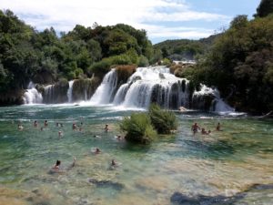 Wasserfälle Krka mit badenden Menschen im Vordergrund