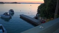 Liegeplatz in Kroatien mit Sonnenuntergang und Wein.