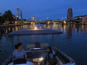 SR30 Yachtline Frankfurt bei Nacht