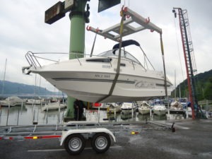 20 Yachtline beim Kranen am Bodensee