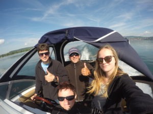 Selfie der Familie auf dem Boot