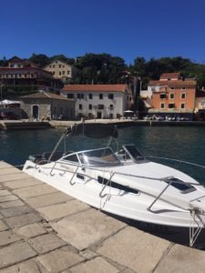 23 Yachtline liegt in einem kroatischen Hafen