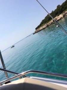 Blick seitlich aus der 29 Yachtline auf das Kroatischeufer