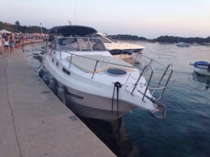29 Yachtline liegt in Kroatien an einer Kaimauer