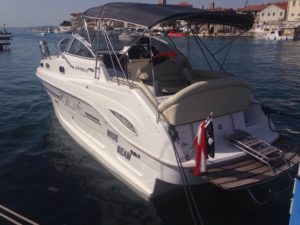 29 Yachtline in einem kroatischen Hafen