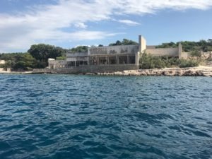Kroatische Küste mit Blick auf ein Gefängnis