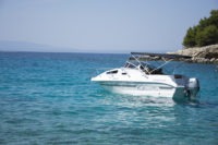 Die 20 Yachtline mit Sonnenverdeck ankert vor der kroatischen Küste