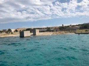 Kroatische Küste mit Blick auf ein Gefängnis