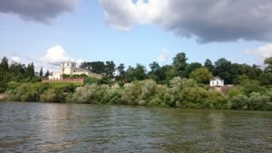 Das bewaldete Rhein Ufer
