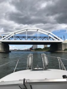 Graue Wolken am Himmel darunter die Konrad-Adenauer-Brücke von Mannheim. Auf dem Weg hindurchzufahren die 23 -Yachtline- mit Familie H.