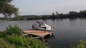Das Bild wurde vom Ufer der Donau gemacht, es zeigt Herrn U. und einen Freund wie sie gerade die 20 -Yachtline- an einem Holzsteg festmachen.