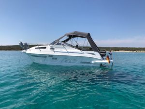 Das Foto zeigt die 23 -Yachtline- mit aufgebauten Sonnenschutz seitlich in türkis blauen Wasser Kroatiens.