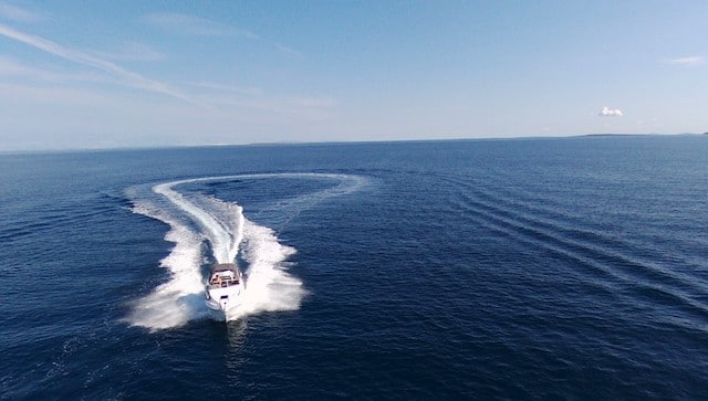 Das Bild zeigt die 23 -Yachtline von vorne und das dunkelblaue Mittelmeer.
