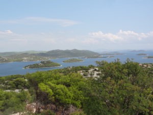 Blick von einem Hügel einer Insel über die Insellandschaft der Konaten Kroatiens