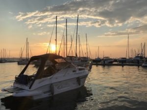 Vorne links im Bild liegt die 23 Yachtline im Hafen fest gemacht dahinter sieht man ander Motorboote und Segelboot die auch im Hafen liegen. Familie H. hat hier den Sonnenuntergang festgehalten.