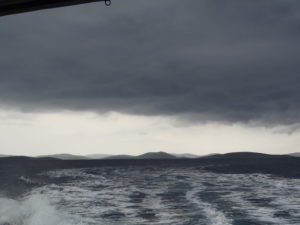 Dunkle graue Wolken am Himmel die See ist rauh das sonst türkisblaue Wasser Kroatiens wirkt fast schwarz.