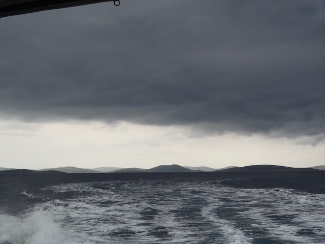 Dunkle graue Wolken am Himmel die See ist rauh das sonst türkisblaue Wasser Kroatiens wirkt fast schwarz.