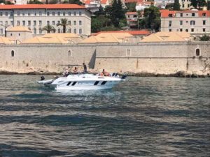 Das Bild wurde von einem anderen Boot aus aufgenommen, man sieht die SR30 -Yachtline- vor den Stadtmauern Dubrovniks, Frau B. liegt vorne auf der Bugliegefläche und Herr B. steuert das Boot.