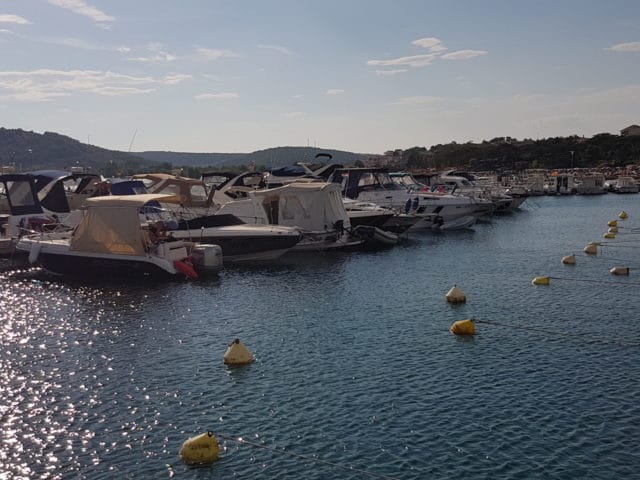 Viele Boote liegen an dem Steg im Hafen von Lopar – Insel Rab und zwischen drin liegt die SR30 der Familie H.