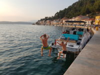 The SR30 is located on the quay wall in Vlasici – island of Pag, it is slowly insulating. The two children bounce from the quay wall into the water in the picture, the moment is captured as the two float in the air.
