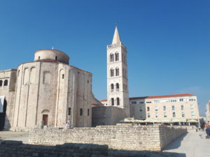 Hier sieht man die imposante Kirche Sv. Donat der Stadt Zadar bei strahlend blauen Himmel