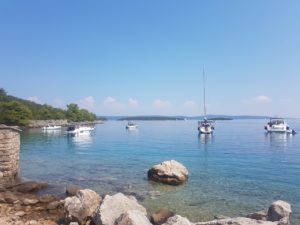 Bild vor der Weiterfahrt nach Bokasin und Dumboka das Boot die SR30 Yachtline liegt hier vor Anker das Foto wurde vom Steinstrand ausgemacht man sieht weitere Boote unteranderem ein Segelboot das hier auch vor Anker liegt