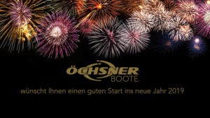 In the upper third you can see fireworks with many different Colors underneath stands in golden Font on a black Background: ÖCHSNER-BOOT wishes you a good Start to the new Year 2019