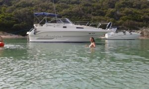 Hr. und Fr. B. spielen vor der vor Anker liegenden 27 Yachtline Wasserball
