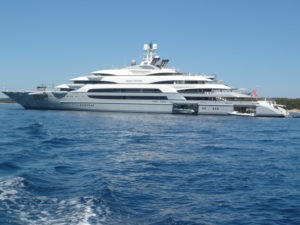Riesige Yacht vor der Küste Kroatiens